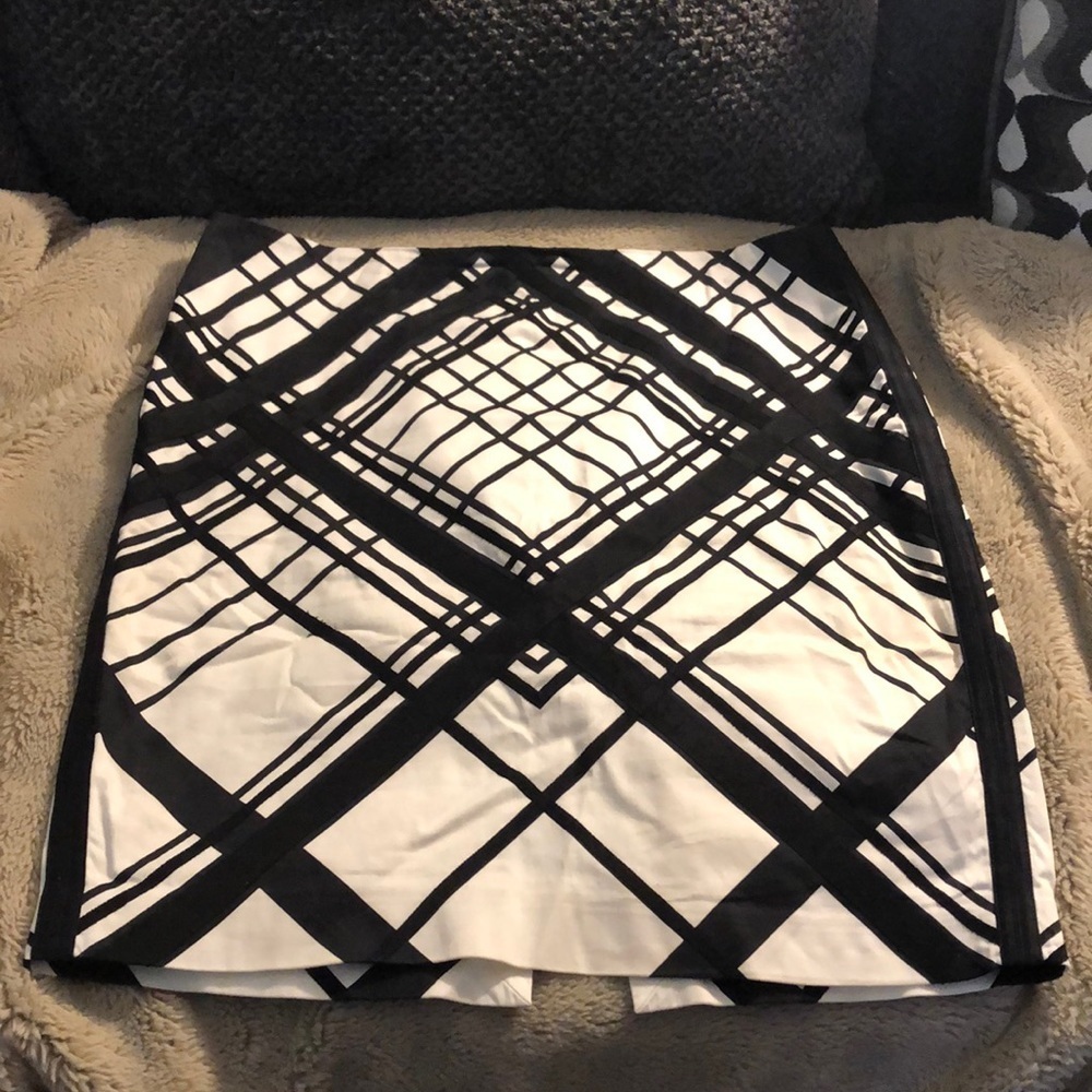 LAST CHANCE 💄 WHBM Black and White Pencil Skirt, size 10